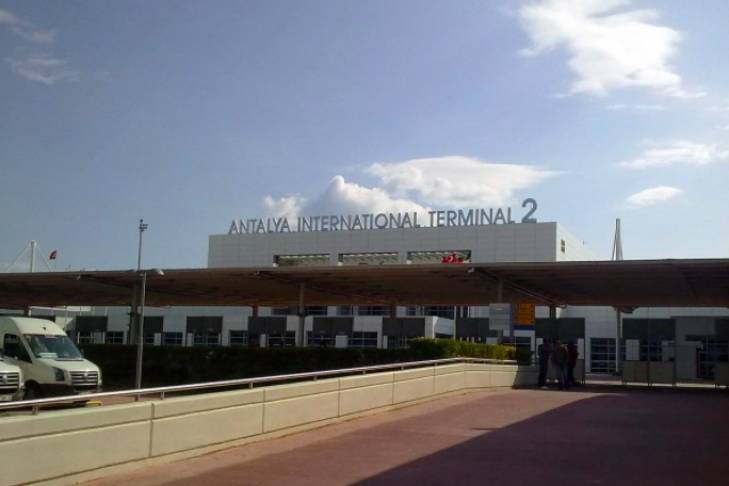 Украинские туристы застряли в Анталии: консульство выяснит причины задержки рейса в Одессу
