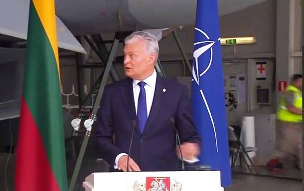 Во время выступления президента Литвы на авиабазе прозвучал сигнал тревоги
