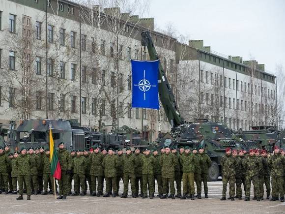 На базе НАТО в Литве во время пресс-конференции премьера Испании возникла неизвестная угроза