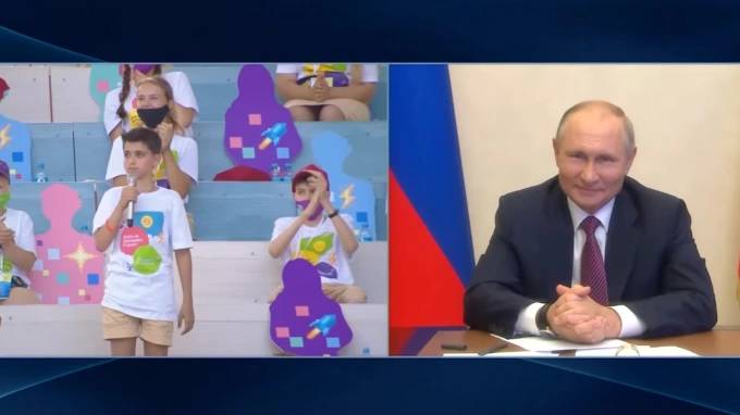 Путин подбодрил школьника, который не смог сдержать слез от волнения в эфире с президентом