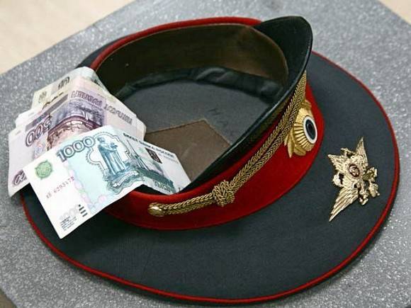 На водителя, предложившего московскому гаишнику взятку в 100 тыс. рублей, завели дело
