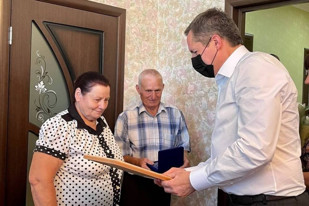 Вячеслав Гладков поздравил проживщих более 50 лет в браке белгородцев с Днем семьи, любви и верности