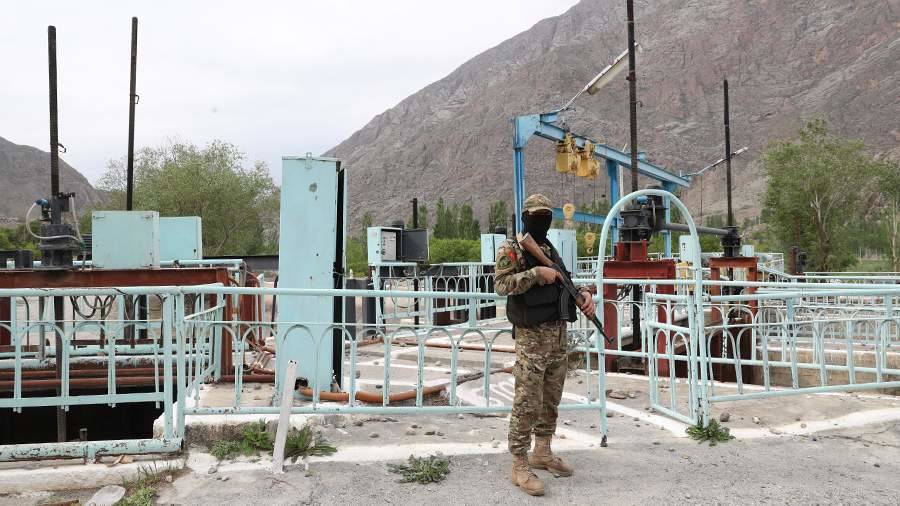 Талибы подняли свой флаг на границе с Таджикистаном