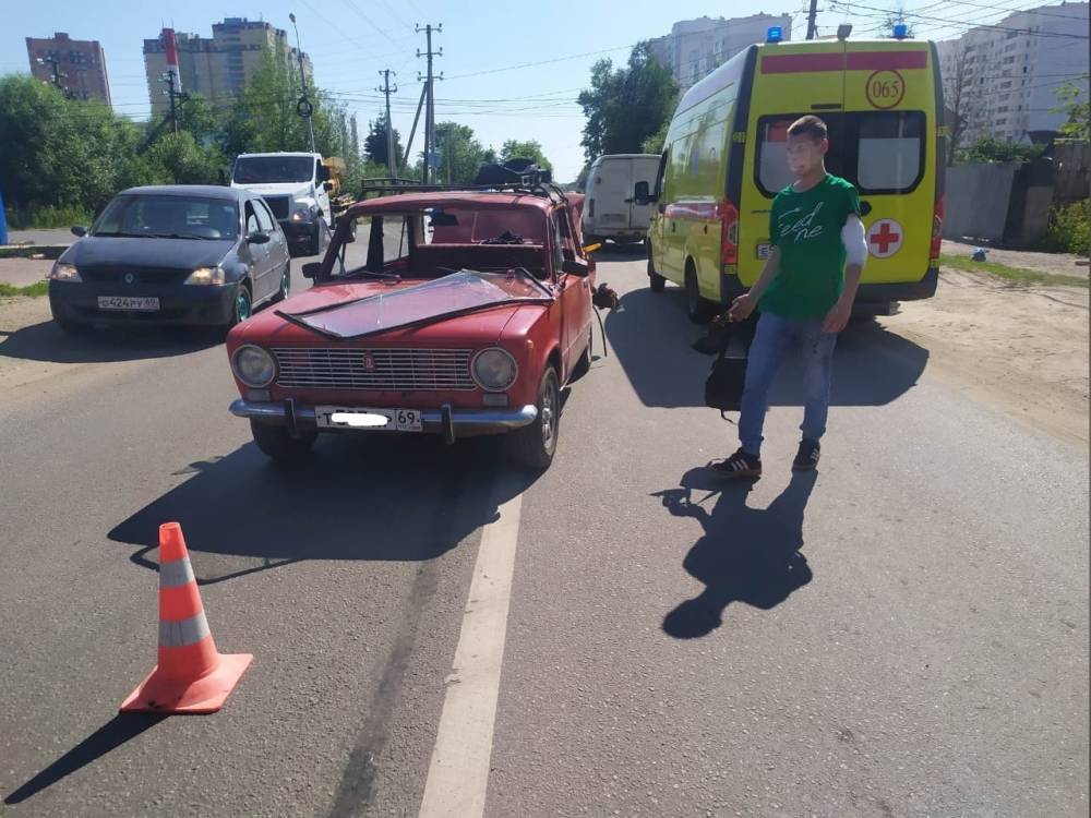 Два человека травмированы в столкновении трех машин в Пролетарском районе Твери