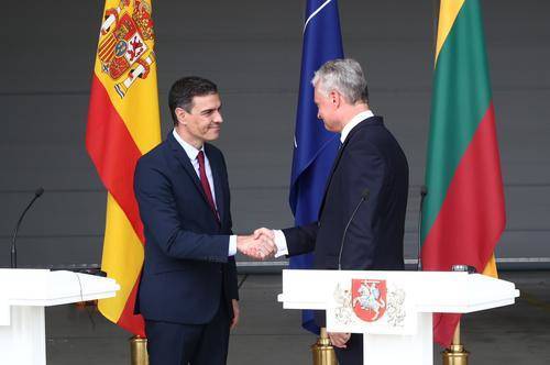 Пресс-конференцию премьера Испании и президента Литвы на базе НАТО в городе Шяуляй прервали из-за неизвестных самолетов в небе