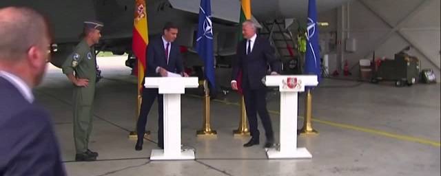 Брифинг премьер-министра Испании в Литве прервали из-за полета Су-24 ВВС России