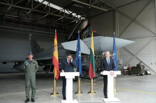 Пресс-конференцию премьера Испании в Литве прервало сообщение о российском самолёте