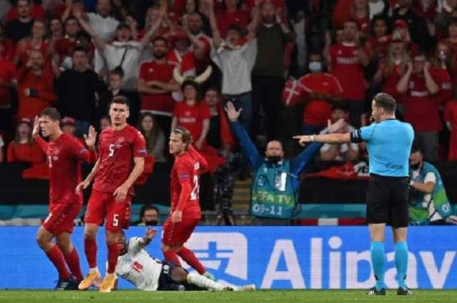 Украинский арбитр ФИФА объяснил скандальный пенальти в матче Англия – Дания на Евро-2020