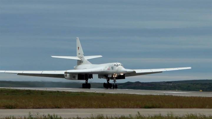 Ракетоносцы Ту-160 перелетели из Саратовской области на Чукотку