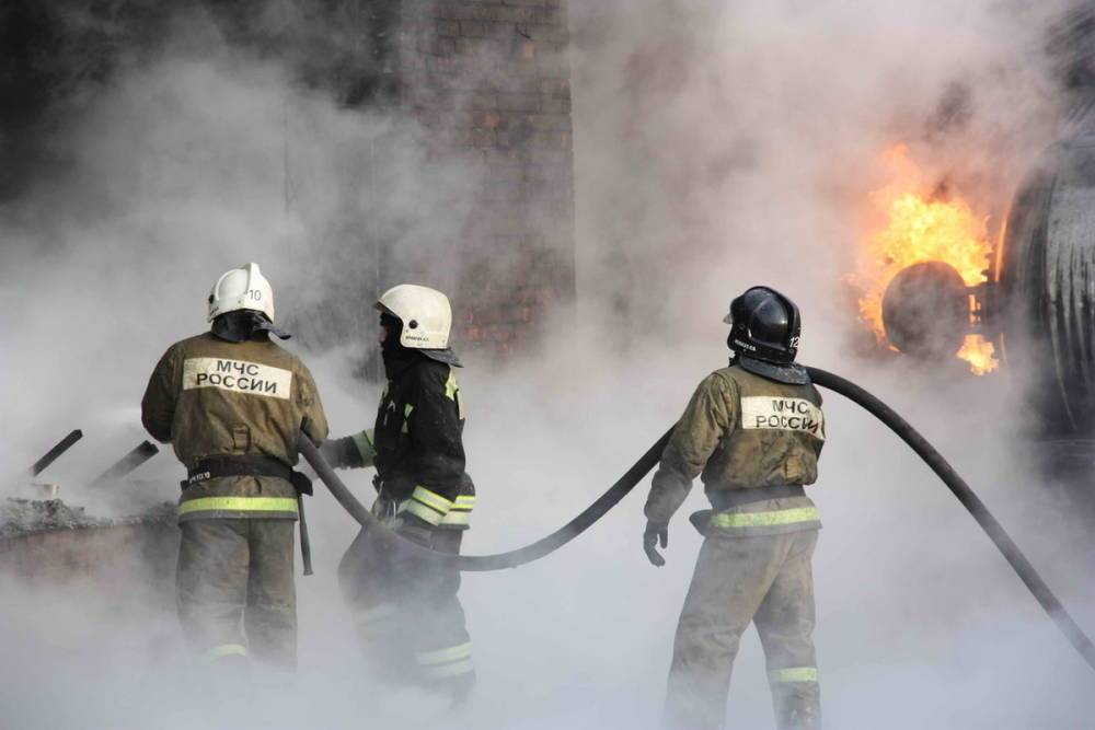 Под Красноярском ночью полностью сгорела деревянная школа для первоклашек