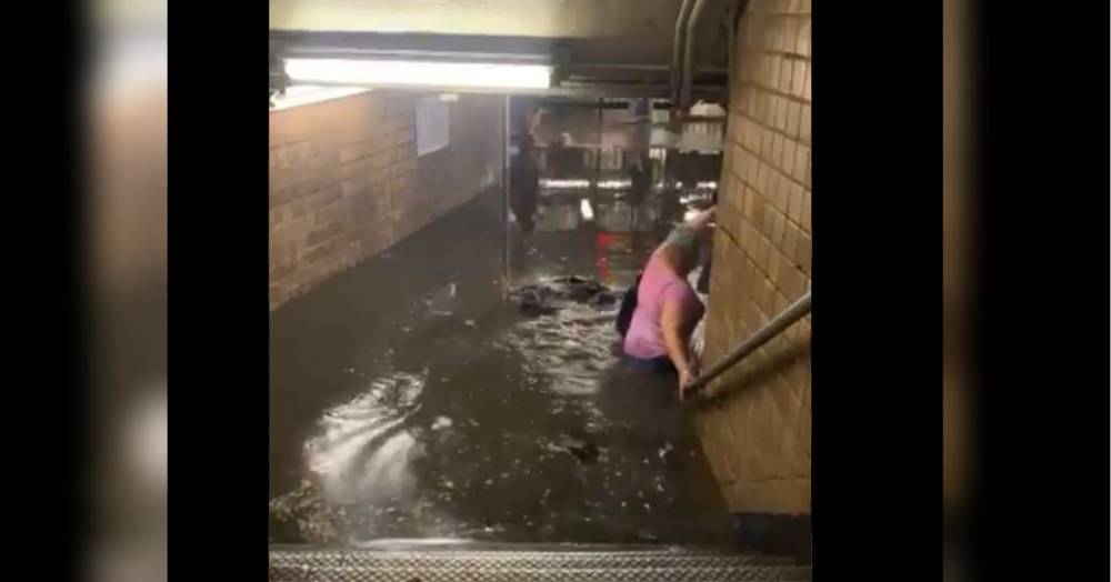 Повінь в Нью-Йорку: метро затопило водою — приголомшливі відео