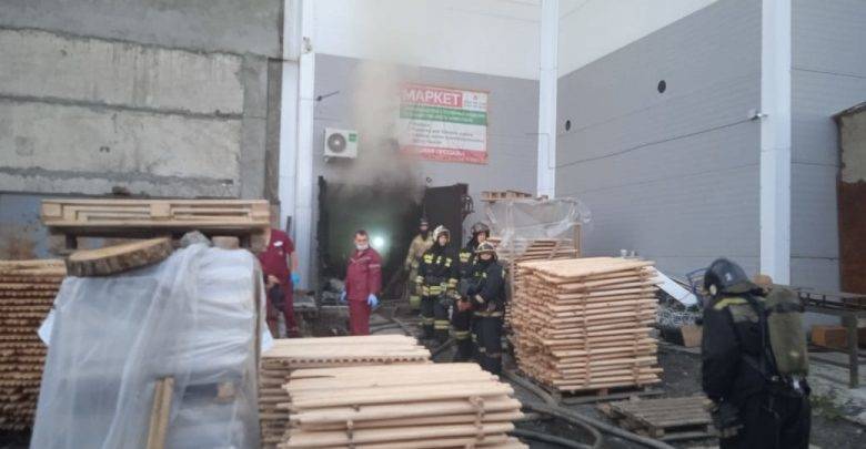 В результате пожара в здании с пиломатериалами в Барнауле погибло два человека