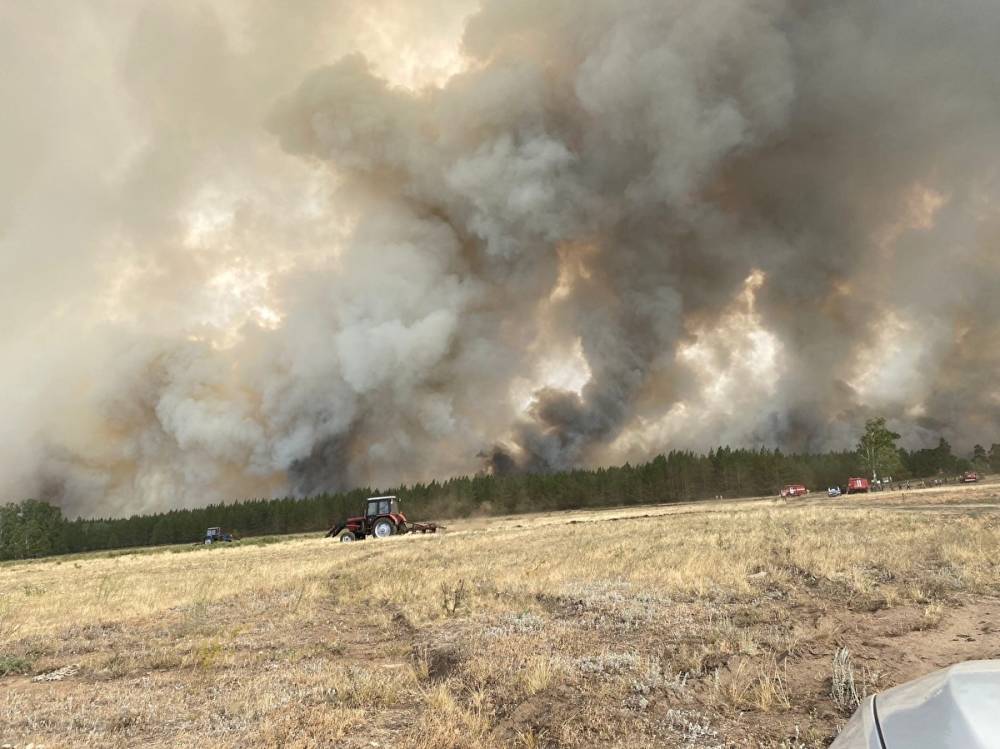 На Урале из поселка, окруженного огнем, эвакуируют стариков