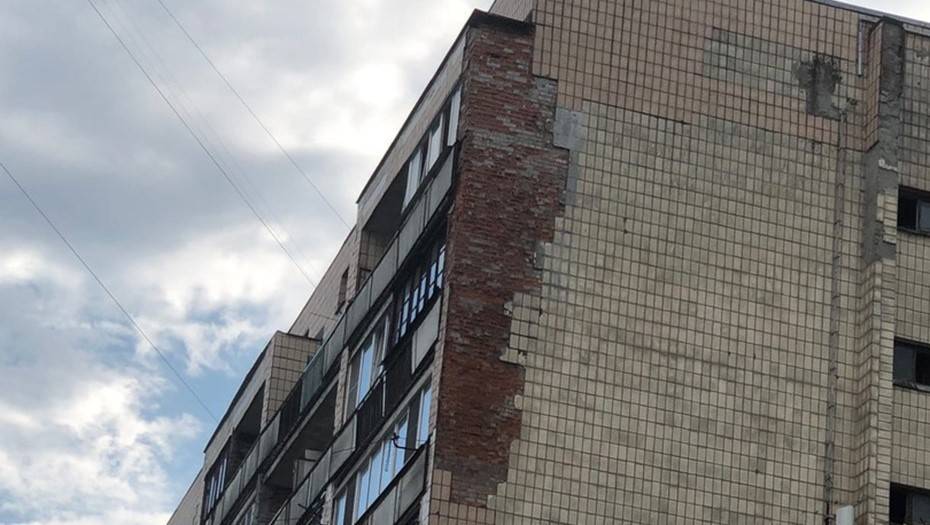 Коммунальщики объяснили причины падения плитки с дома на Васильевском