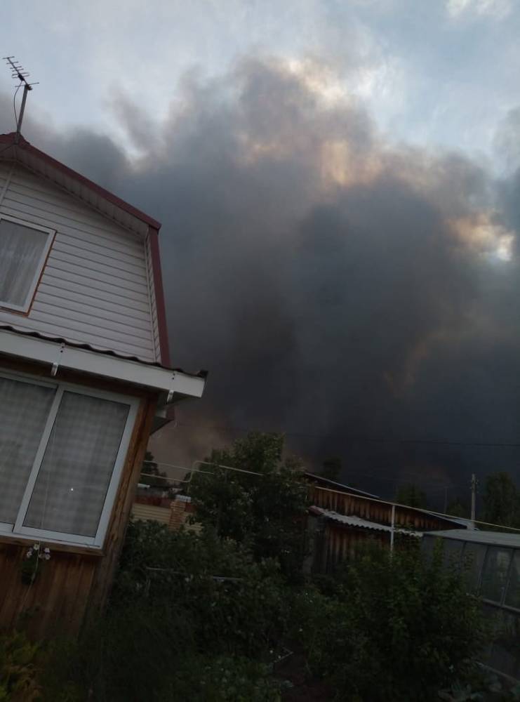 В Челябинской области возникли сложности с эвакуацией жителей поселка, окруженного пожаром