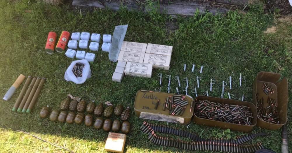 Житель Луганщины обустроил дома тайник с боеприпасами (ФОТО)