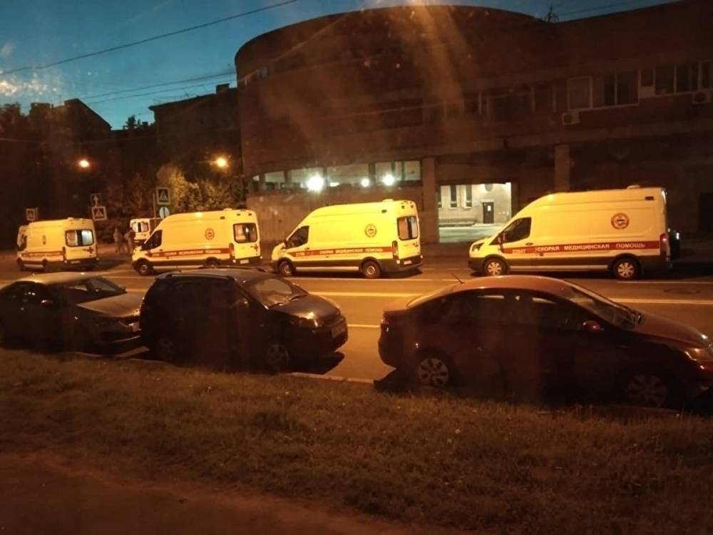 В Петербурге сейчас болеют ковидом 711 человек, но при этом в больницах занято 10 000 коек