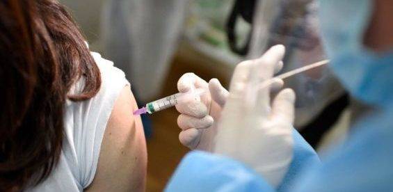 В Украине установили рекорд по вакцинации от COVID-19
