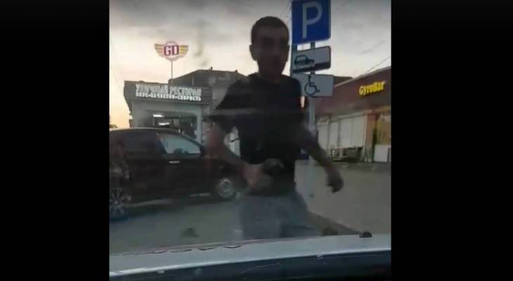 Молотком пробили ногу и разнесли авто: в Ярославле двое парней напали на таксиста