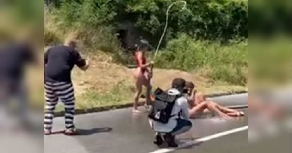 І знову голі українки: у Чорногорії трьох дівчат оштрафували за непристойну поведінку