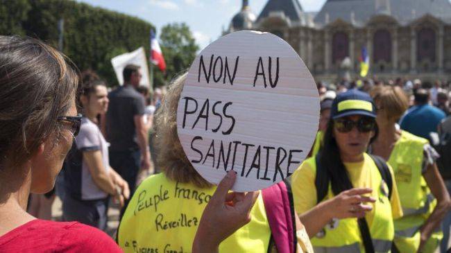 Во Франции более 200 тысяч человек приняли участие в митингах против вакцинации