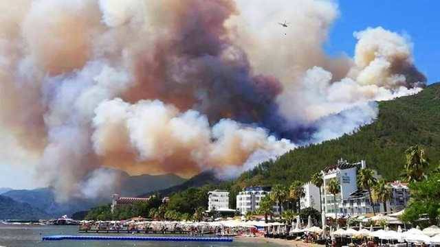 Пожары в Турции: туристы ночуют на пляжах