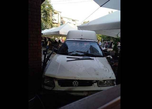 Жесткое ДТП в Ужгороде: Volkswagen протаранил полную посетителей террасу кафе