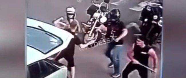 В Черкассах байкеры зверски избили пару: видео