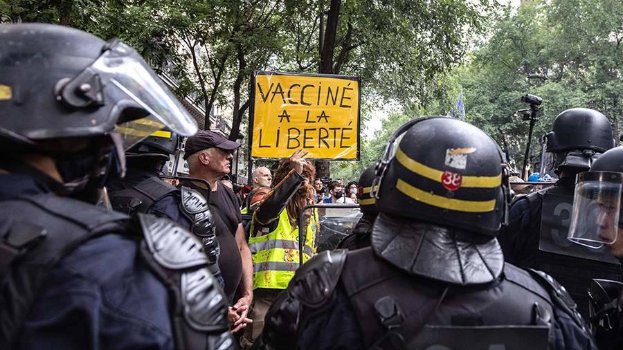 Во Франции более 200 тыс. человек вышли на акции против вакцинации