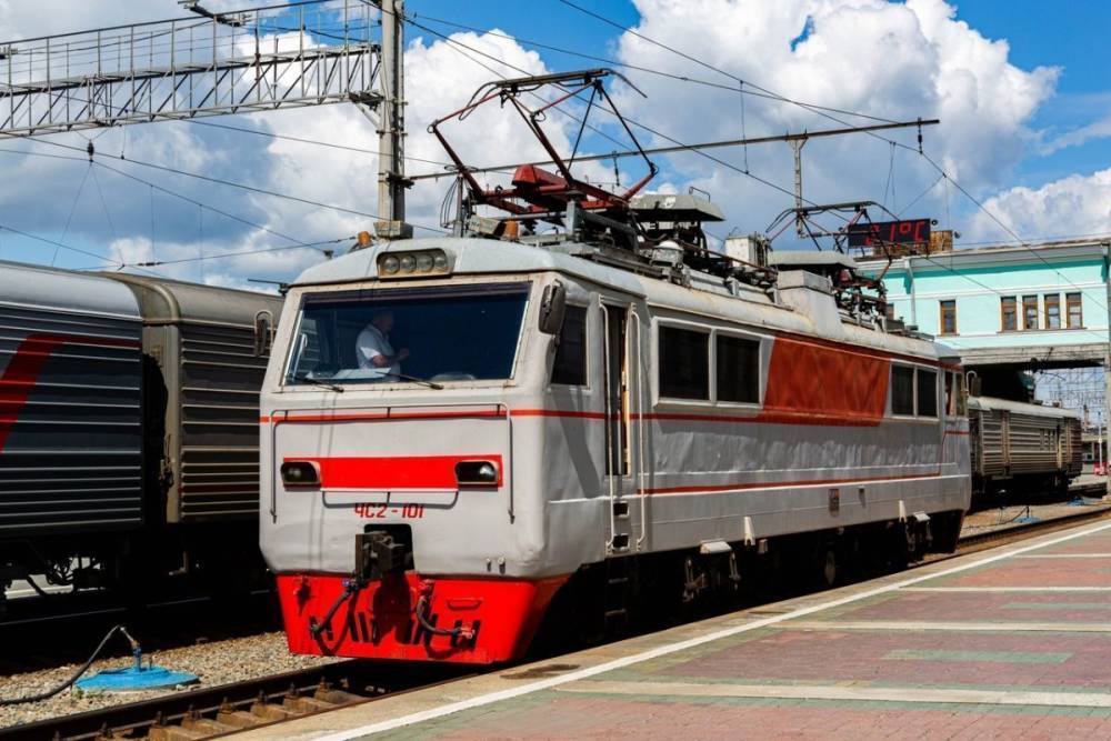 Губернатор и спикер ЗС поздравили омских железнодорожников с профессиональным праздником