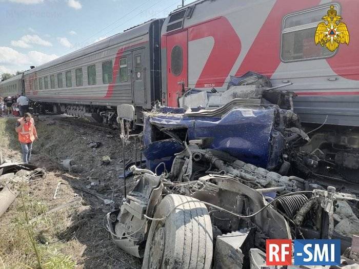 Поезд Адлер-Москва, протаранил цементовоз на переезде