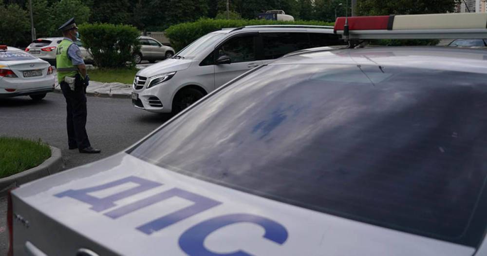 Машина врезалась в электроопору в Симферополе, два человека погибли