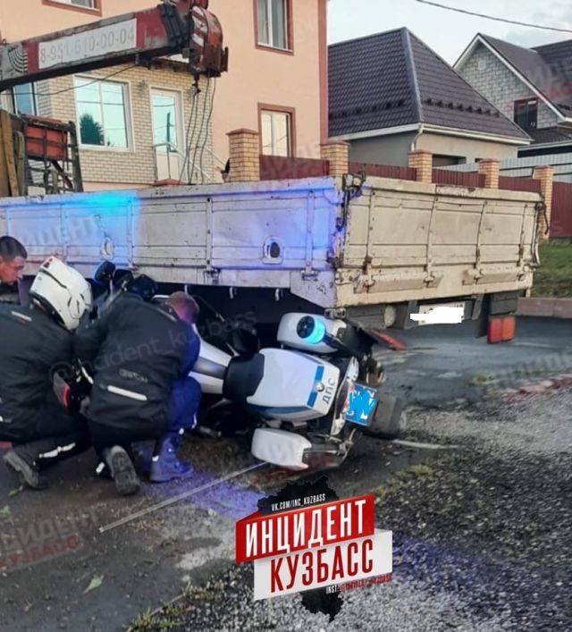 Патрульный мотоцикл попал в ДТП в Кузбассе