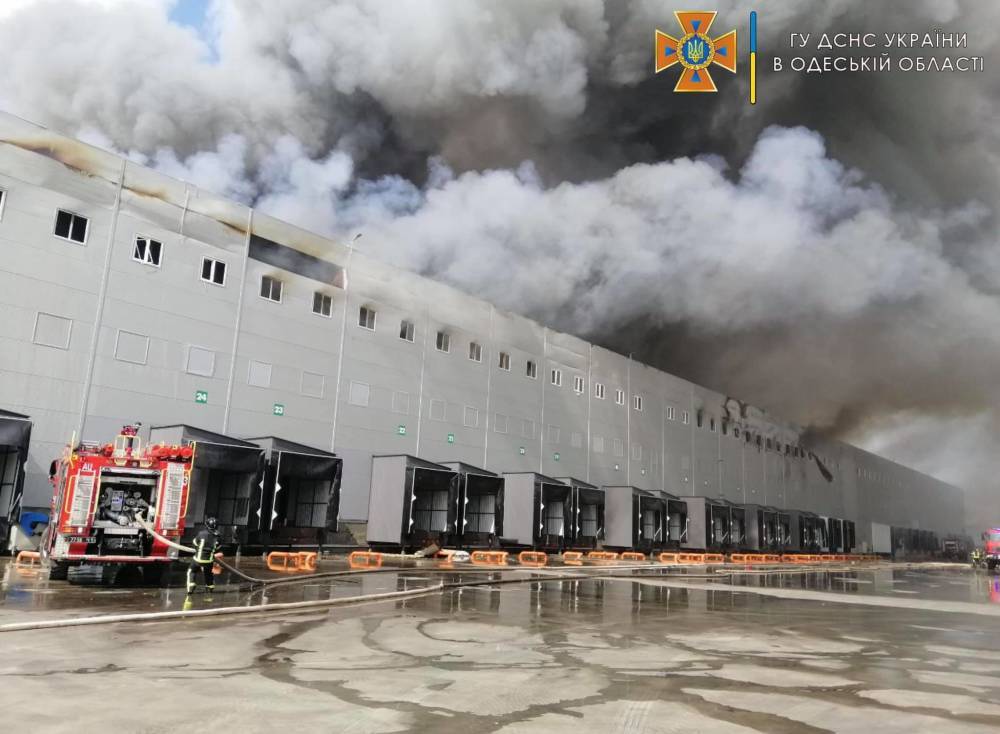 Огонь на складах АТБ локализован: пожарные тушат остаточные очаги возгорания (видео)