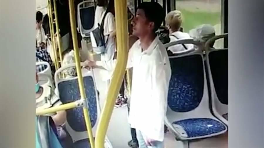 В Новосибирске мужчина напал с ножом на пенсионера в автобусе