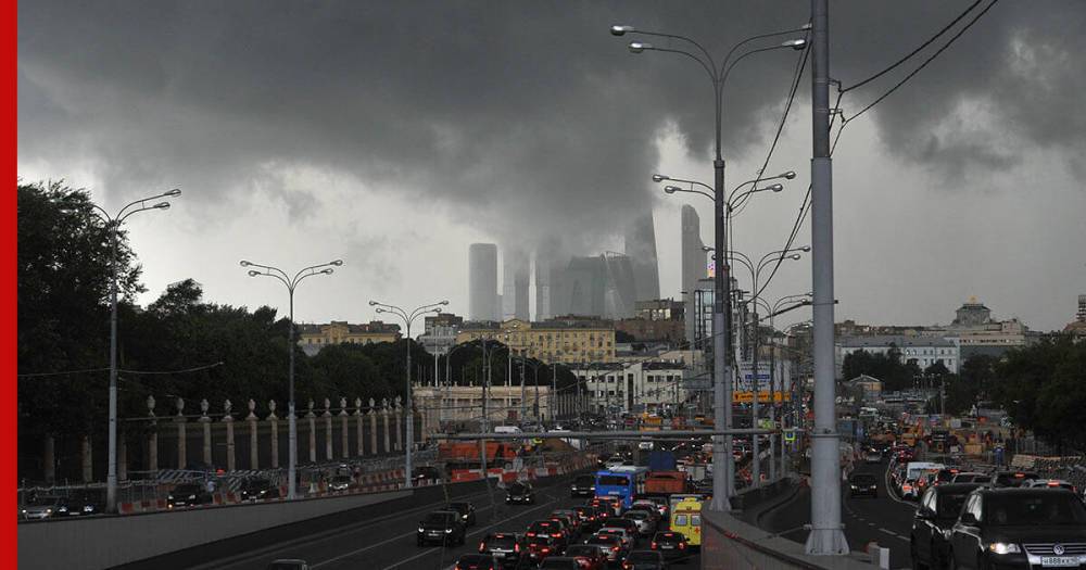 Экстренное предупреждение из-за дождя, грозы и ветра объявили в Подмосковье