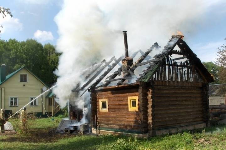 В первый день августа четыре пожарных тушили жилой дом под Плюссой