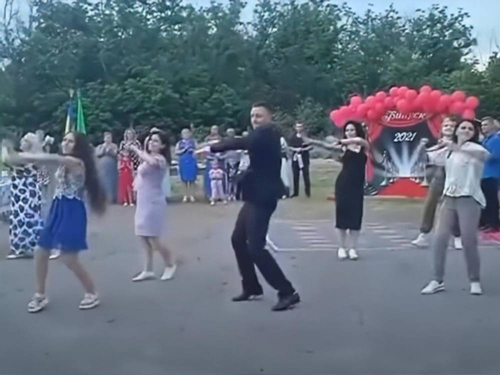 "Я как Федерико Феллини". Танцующий директор сельской школы в Полтавской области подорвал интернет. Видео