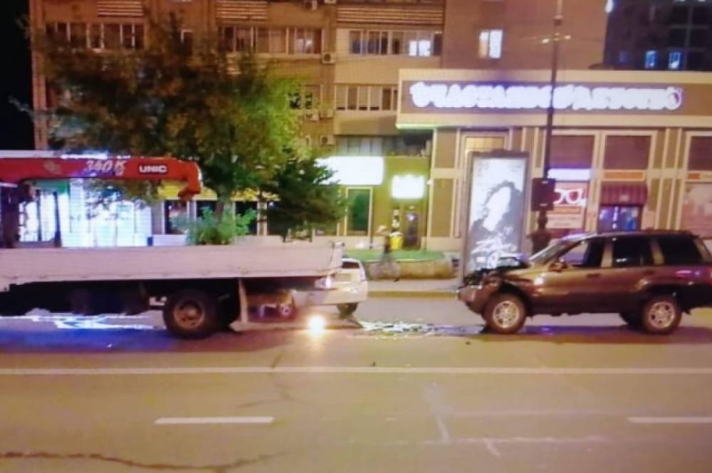 В центре Хабаровска пьяный водитель врезался в эвакуатор