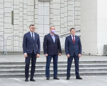 Кунгурская больница получила 2 грузопассажирских фургона УАЗ