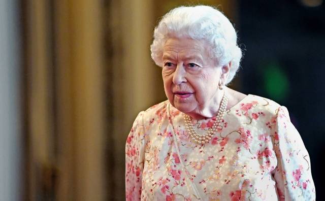 Королева Елизавета II вышла на публику в ярком малиновом пальто (ФОТО)