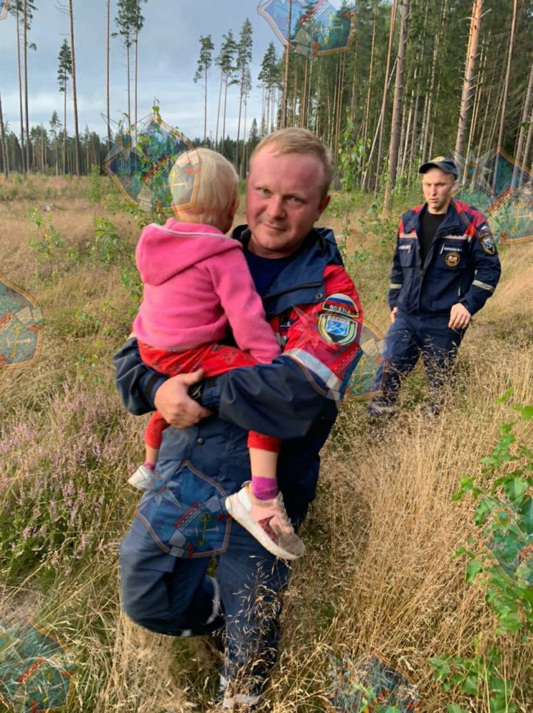Спасатели вывели из леса у Новожилово заблудившуюся женщину с двумя детьми