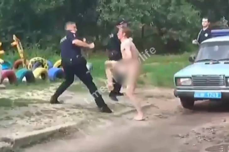 На Харьковщине голый мужчина подрался с тремя полицейскими