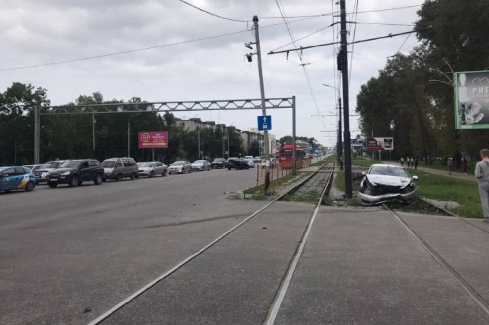 В Хабаровске разбитый автомобиль перекрыл движение трамваев