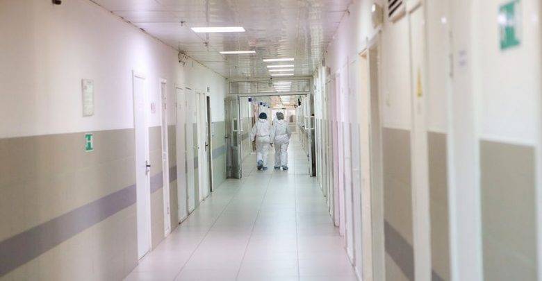 Пациент напал с ножом на двух пенсионеров в петербургской больнице