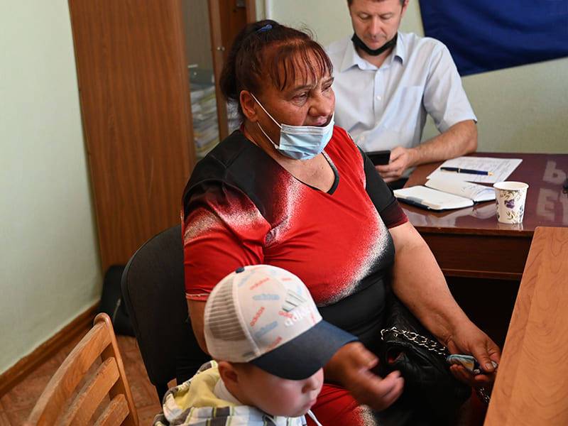 В Смоленской области мать-одиночка без прописки лишилась дома и копит долги за услуги ЖКХ