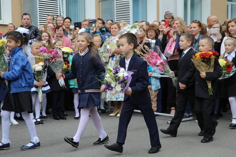 Петербургским школам разрешили проводить линейки на 1 сентября с родителями