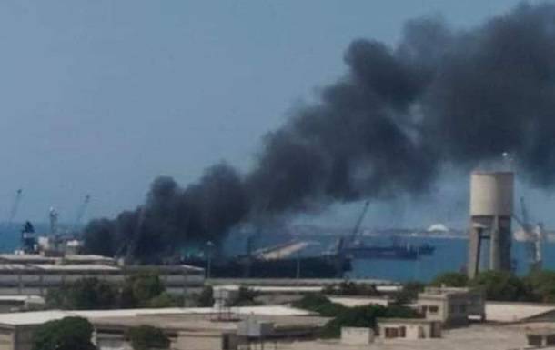 В Сирии возле авиабазы РФ произошел пожар на судне