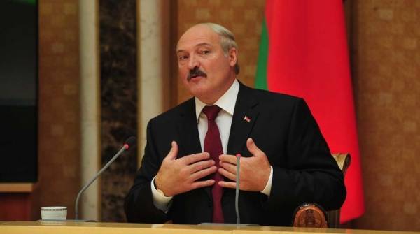 Лукашенко снова заигрывает с Западом в попытке сохранить власть – СМИ
