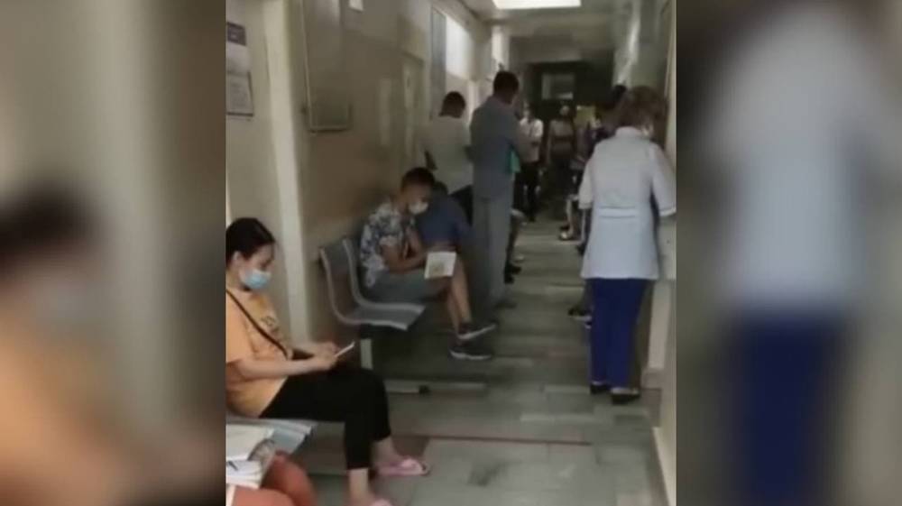 Огромную очередь на вакцинацию в воронежской поликлинике сняли на видео